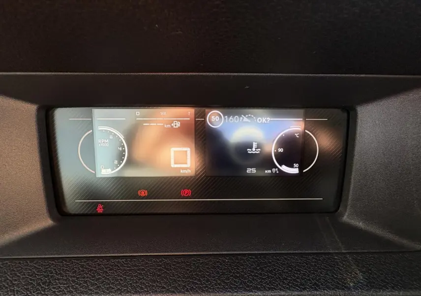 Gros plan sur le combiné numérique 10 pouces du tableau de bord de l'Opel Vivaro 2024 affichant vitesse et température moteur.