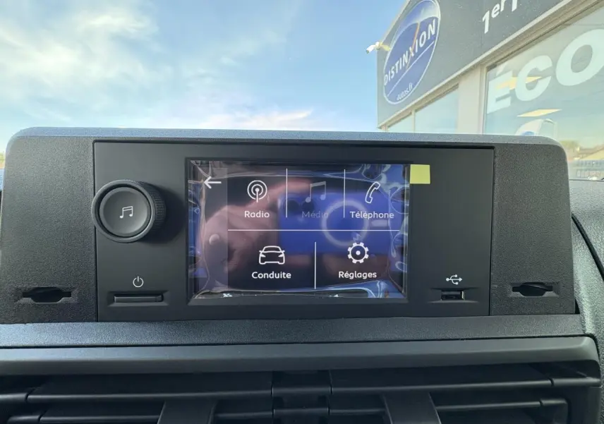 Écran tactile 10 pouces du tableau de bord de l’Opel Vivaro blanc, affichant les options radio, média, téléphone, conduite et réglages.