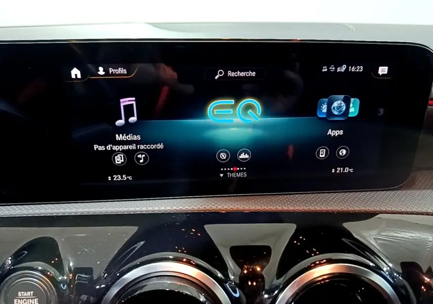 Écran tactile central et tableau de bord numérique de la Mercedes Classe A 250 e AMG Line 2021, intérieur noir.