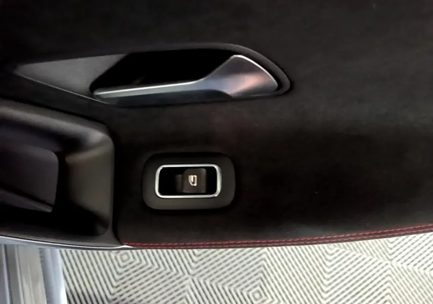 Détail de la commande de vitre sur la porte intérieure côté conducteur d’une Mercedes Classe A gris foncé AMG Line.