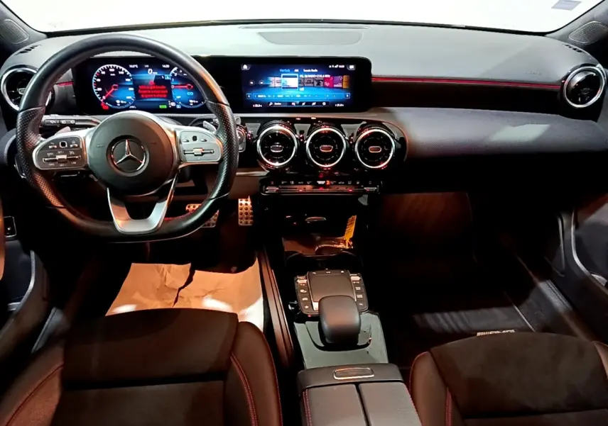 Vue intérieure avant de la Mercedes Classe A 250 e AMG Line 2021, volant cuir alu multifonctions et écran tactile large.