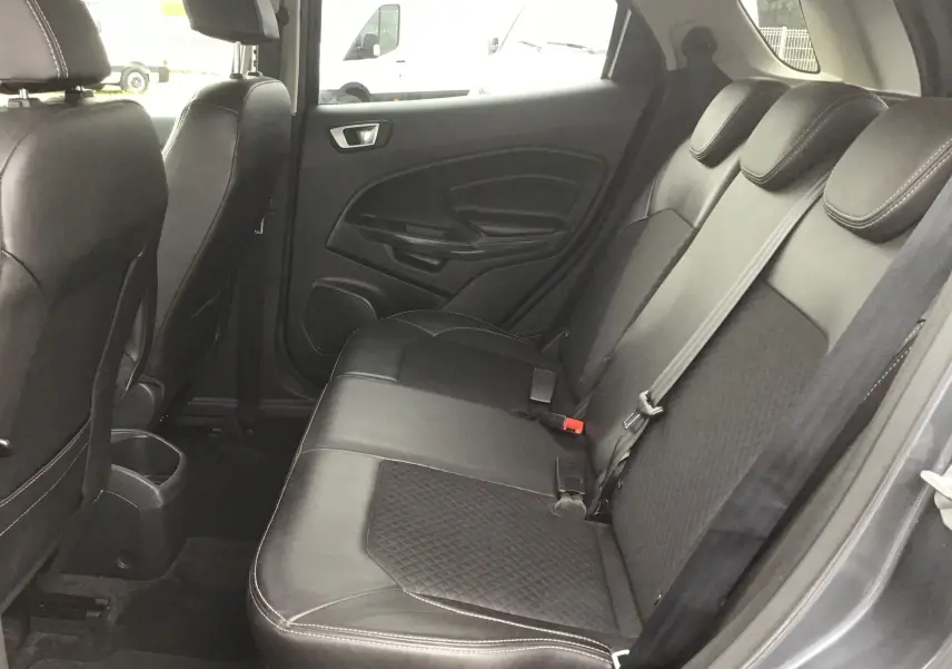 Vue intérieure côté droit des sièges arrière en cuir noir avec surpiqûres blanches du Ford EcoSport gris foncé 2017.