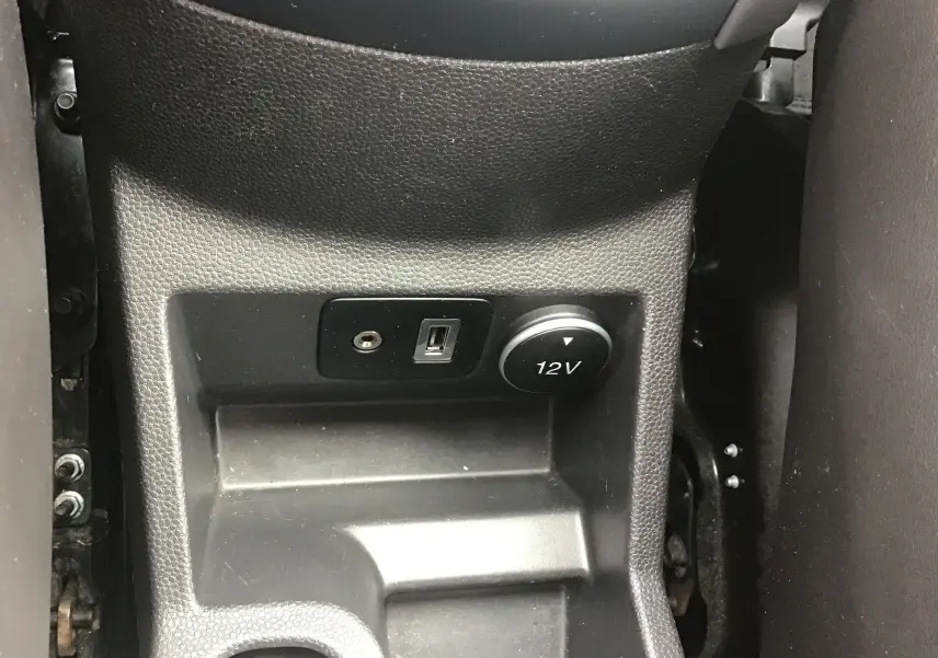 Vue rapprochée de la console centrale arrière du Ford Ecosport 2017, prise USB et prise 12V visibles.