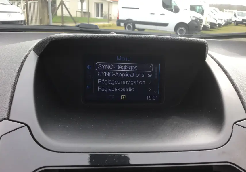 Écran central du tableau de bord du Ford EcoSport gris foncé, affichant le menu SYNC des réglages audio et navigation.