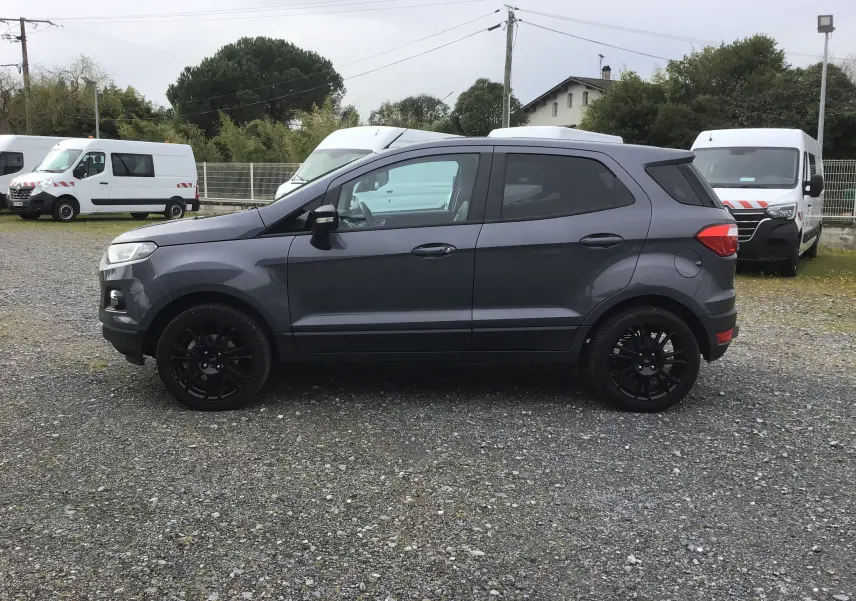 Ford EcoSport gris foncé métal vu de profil côté gauche, avec jantes noires et vitres teintées.