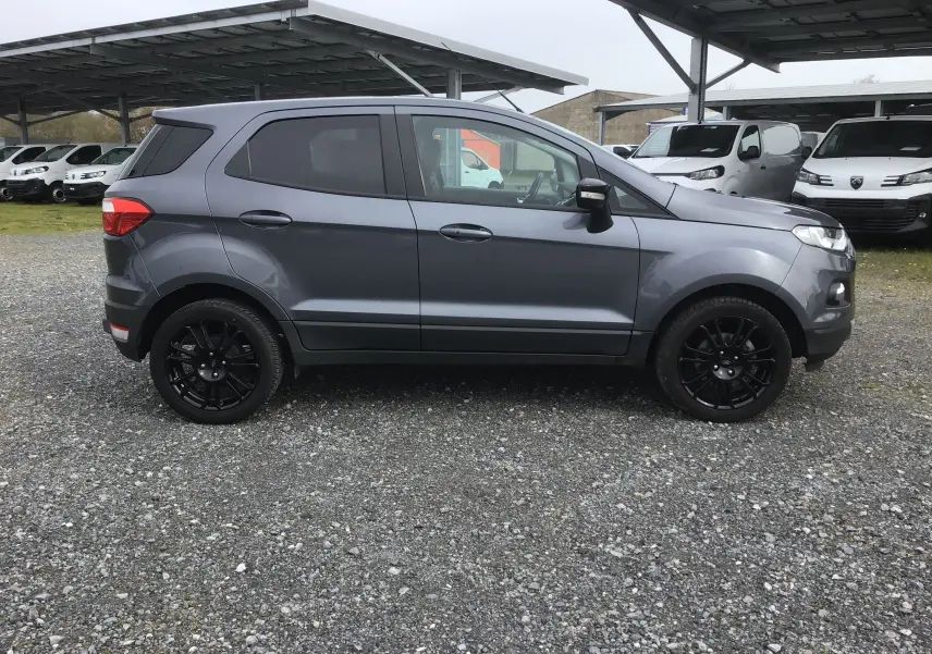 Ford EcoSport gris foncé métallisé vu de profil côté gauche, avec jantes noires et vitres teintées.
