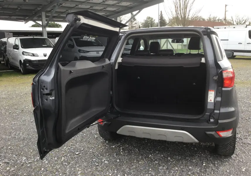 Vue arrière du Ford EcoSport gris foncé métal 2017 avec porte de coffre latérale ouverte montrant l'espace de chargement.