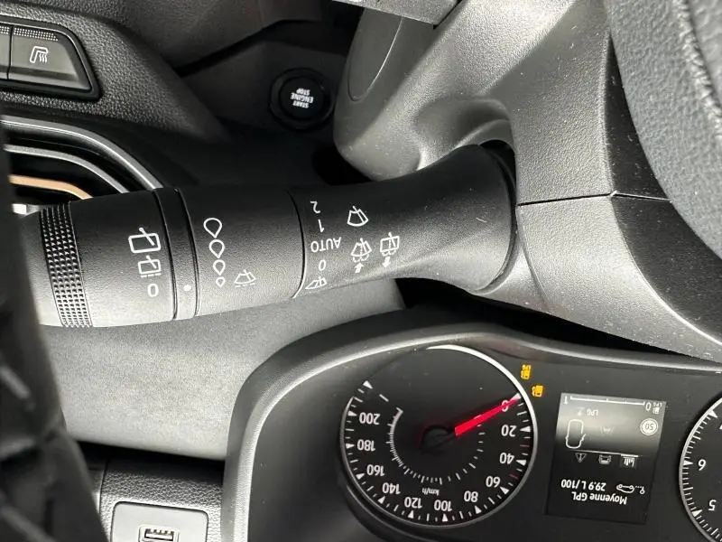 Gros plan sur la commande d’essuie-glace et le compteur de vitesse du tableau de bord du Dacia Jogger brun Terracota.