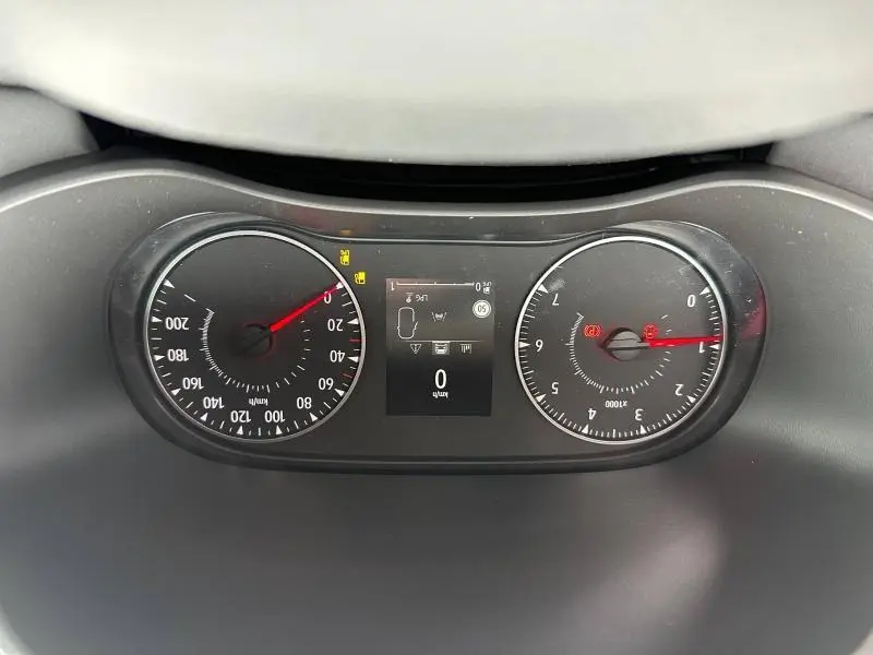 Vue rapprochée du tableau de bord du Dacia Jogger 2024 avec compte-tours et vitesse affichés sur fond noir.