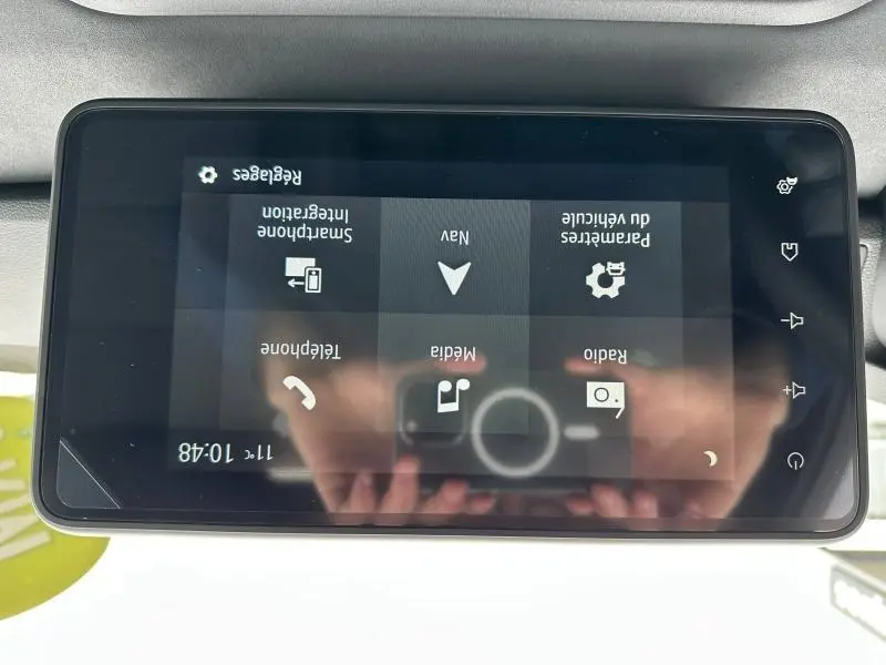 Écran tactile central du tableau de bord de la Dacia Jogger 2024 affichant les options multimédia et navigation.