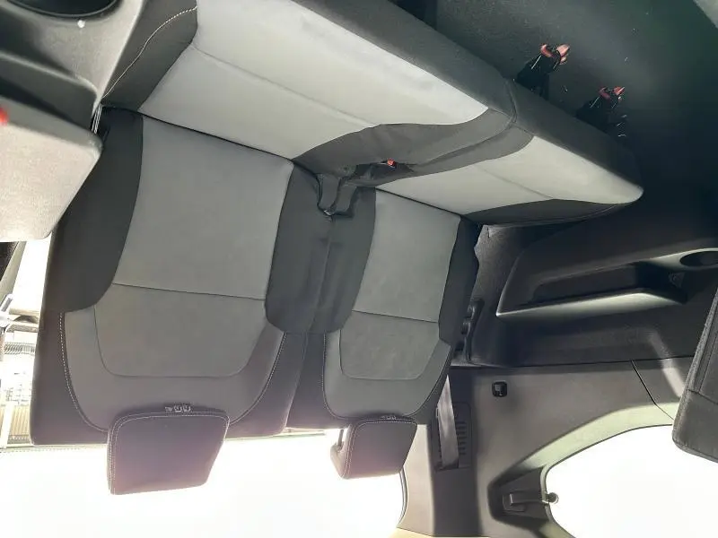 Vue intérieure de la banquette arrière grise et noire du Dacia Jogger 2024, montrant les ceintures et appuie-têtes.