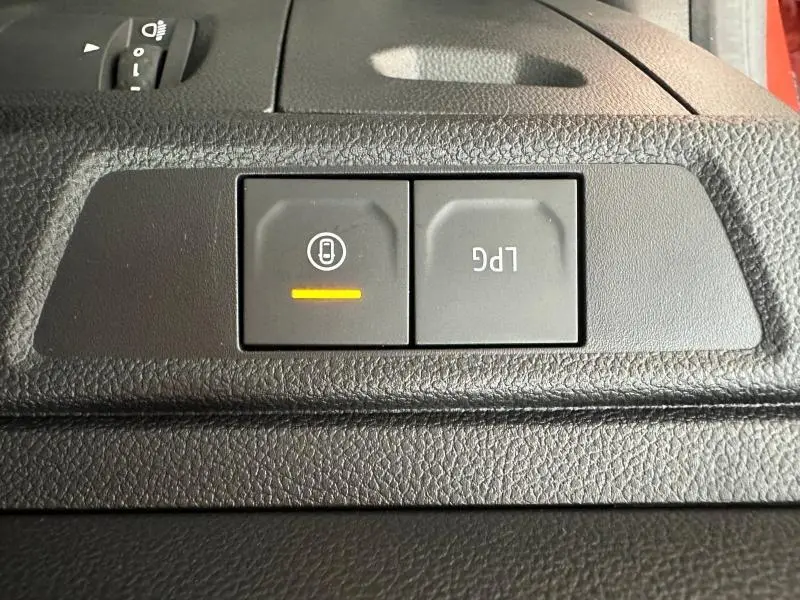 Gros plan sur les boutons de commande bicarburation essence/GPL dans l'habitacle du Dacia Jogger 2024.