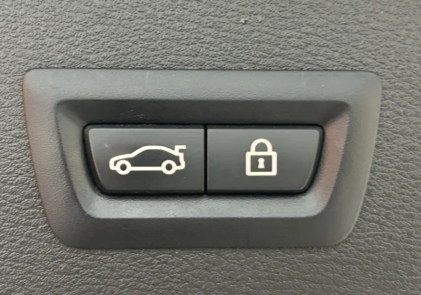 Boutons noirs de commande intérieure pour hayon électrique et verrouillage sur BMW X1 blanc sDrive18iA 2018.