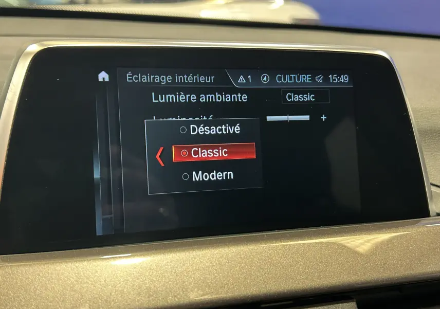 Écran central du BMW X1 blanc 2018 affichant le réglage de la lumière ambiante en mode Classic.