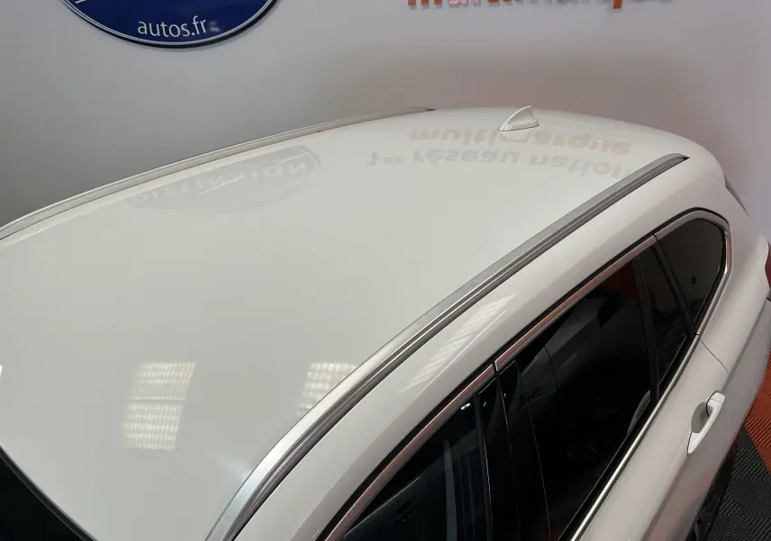 Vue en plongée du toit blanc et des vitres teintées côté droit du BMW X1 sDrive18iA 2018 avec antenne requin.