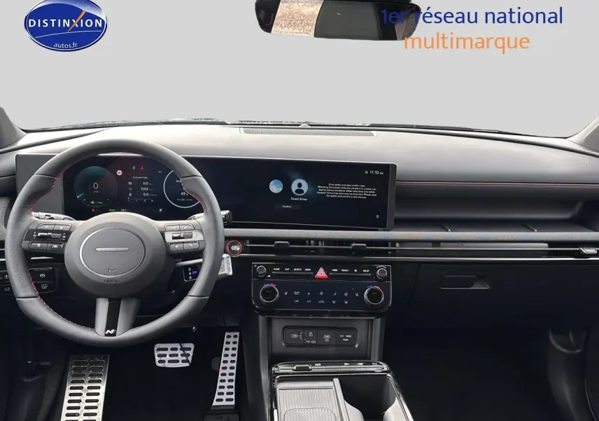 Vue intérieure frontale du tableau de bord noir du Hyundai Tucson 2026 avec écran tactile large et volant cuir multifonction.