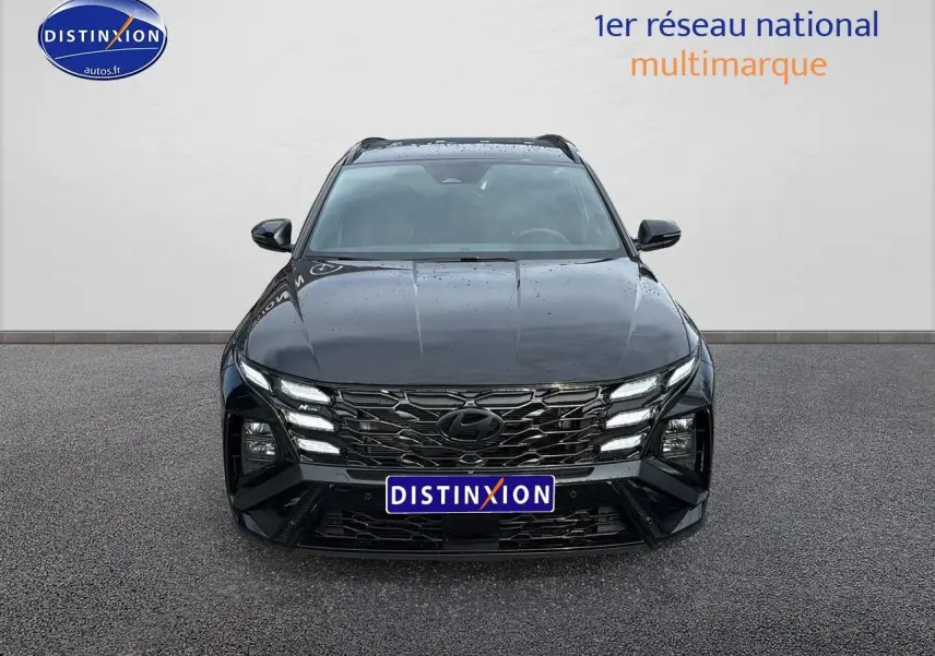 Vue avant d’un Hyundai Tucson noir 2026 avec calandre glossy black et feux LED distinctifs en ligne.