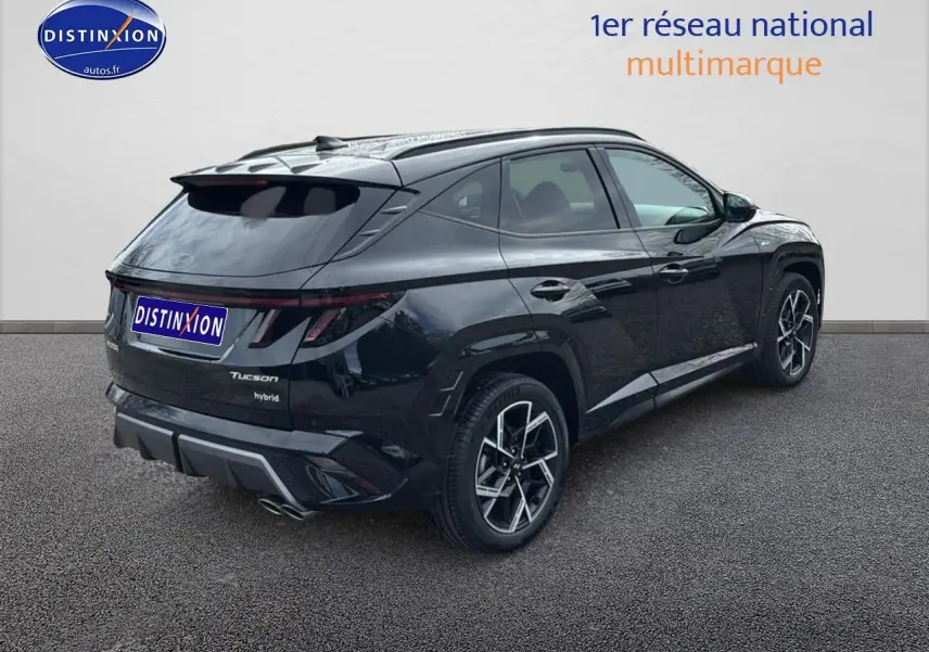 Vue 3/4 arrière droite du Hyundai Tucson noir hybride 2026 avec jantes alliage et feux arrière LED continus.