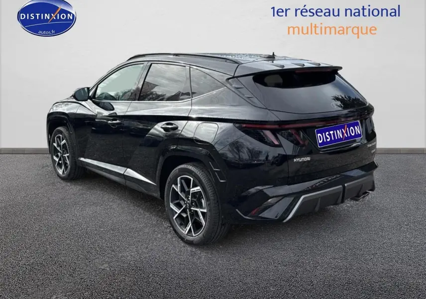 Vue 3/4 arrière droite du Hyundai Tucson noir 2026 avec jantes alliage 19 et boucliers N-Line distinctifs.
