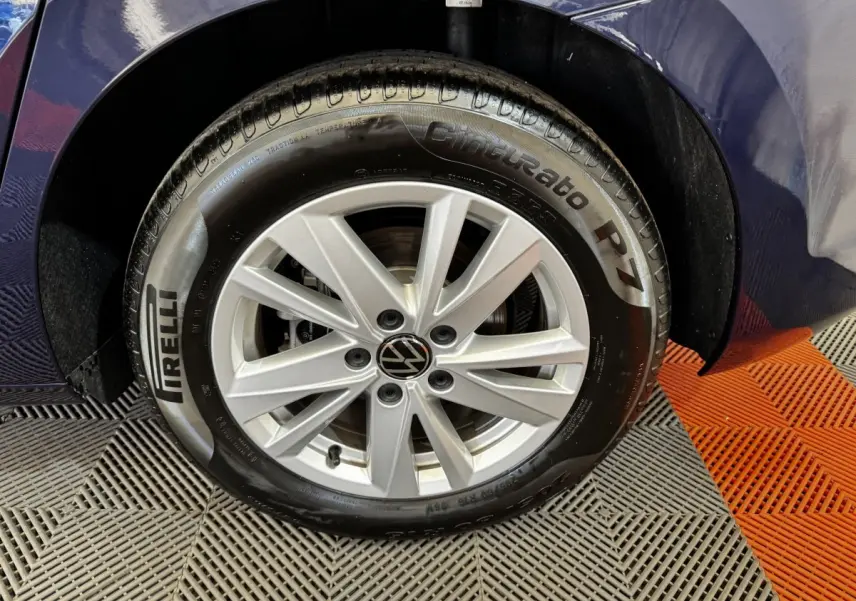 Gros plan sur la roue avant droite bleu métallisé du Volkswagen Touran 2024 avec jante alliage et pneu Pirelli Cinturato P7.