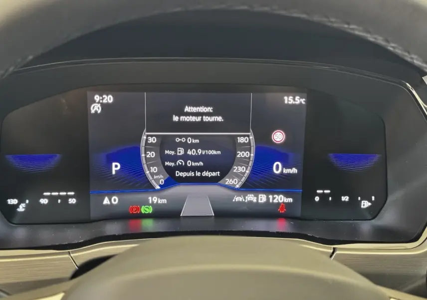 Tableau de bord numérique du Volkswagen Touran 2024 affichant la vitesse, la consommation et les alertes moteur.