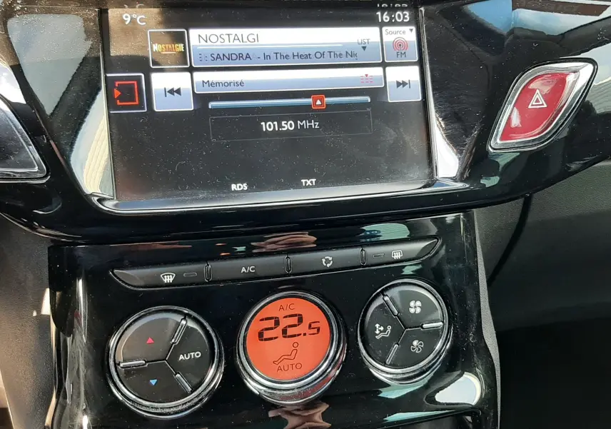 Tableau de bord noir brillant de Citroën C3 2016 avec écran tactile et commandes climatisation digitales affichant 22,5°C.