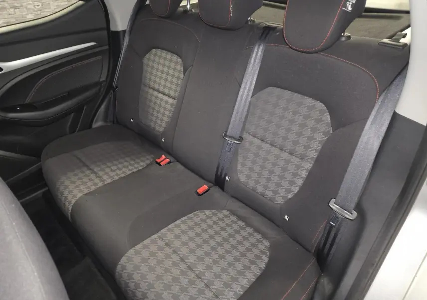 Vue intérieure de la banquette arrière en tissu noir et gris du MG ZS 2023, avec appuie-têtes et ceintures de sécurité visibles.