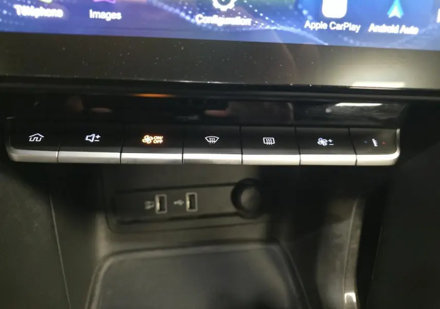 Vue rapprochée de la console centrale du MG ZS gris 2023, montrant les boutons de climatisation et ports USB.