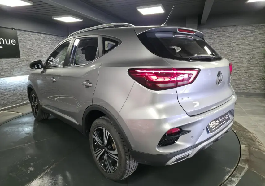 Vue 3/4 arrière droite du MG ZS gris métallisé 2023 avec feux LED et jantes alliage noires.