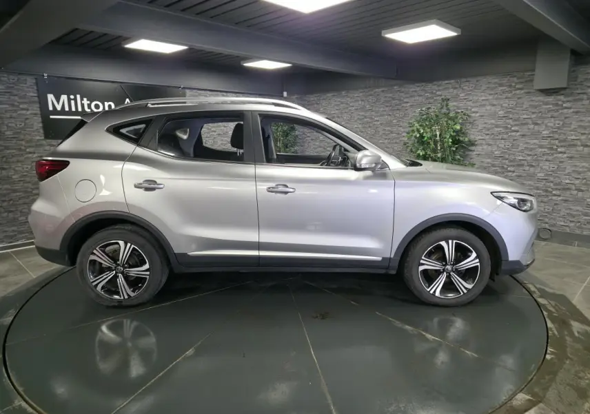 Vue de profil côté gauche du SUV MG ZS gris métallisé 2023 avec jantes alliage 17 pouces Typhoon.