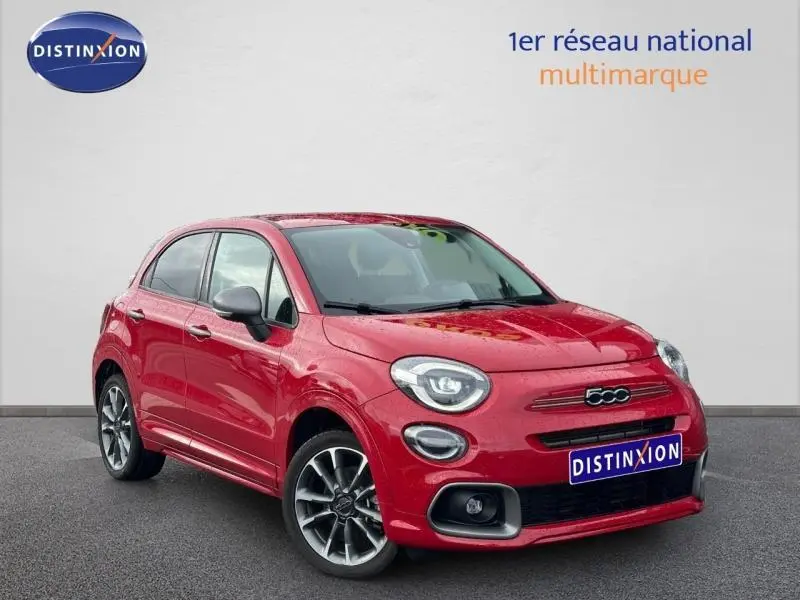 Fiat 500X rouge Passione pastel vue 3/4 avant droit, avec jantes alliage et calandre noire distinctive.