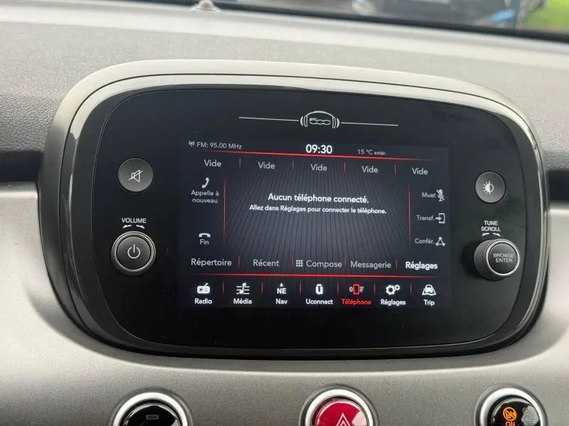 Écran tactile central du tableau de bord de la Fiat 500X 2024 affichant le menu téléphone, entouré de boutons de contrôle.