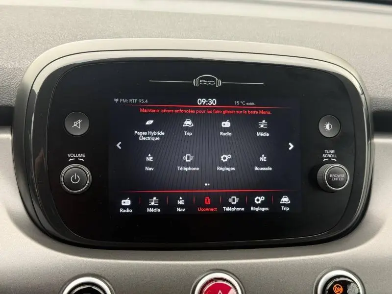 Écran tactile central du tableau de bord de la FIAT 500X 2024 avec interface multimédia et commandes autour.