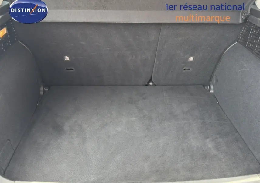 Coffre spacieux de la FIAT 500X 2024 en bleu Venezia, vue intérieure arrière avec revêtement gris uniforme.