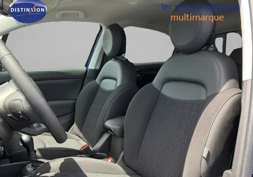 Intérieur de la FIAT 500X 2024, vue côté gauche sur les sièges avant en cuir noir avec motifs FIAT embossés.