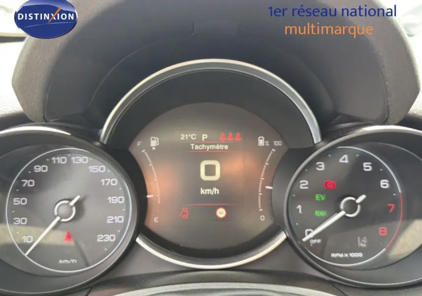 Gros plan sur le tableau de bord numérique du Fiat 500X bleu Venezia, affichant la vitesse à 0 km/h et le régime moteur.