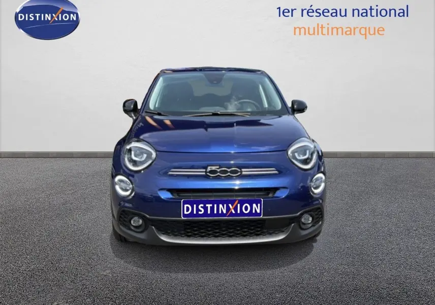 Vue frontale d'une FIAT 500X 2024 en bleu Venezia, avec phares LED ronds et calandre chromée distinctive.