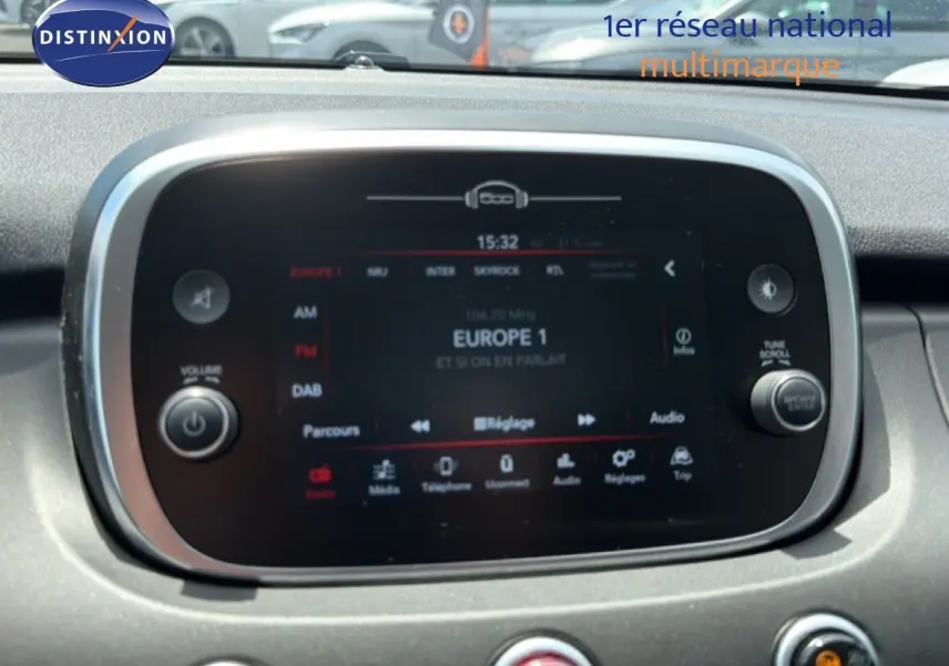 Écran tactile central du tableau de bord de la Fiat 500X 2024, affichant la radio Europe 1.