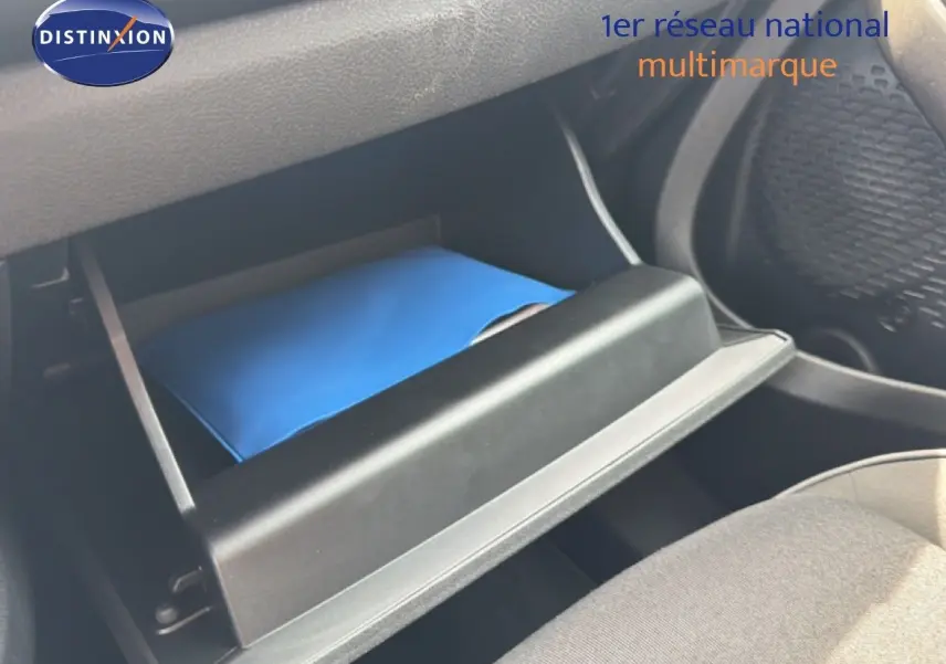 Gant de boîte à gants ouvert montrant un document bleu dans une Fiat 500X 2024, intérieur noir.