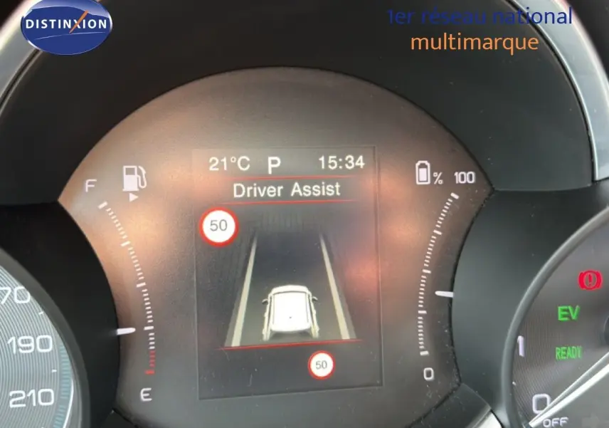 Tableau de bord du FIAT 500X bleu Venezia, affichage numérique du Driver Assist et jauges hybrides en vue frontale.