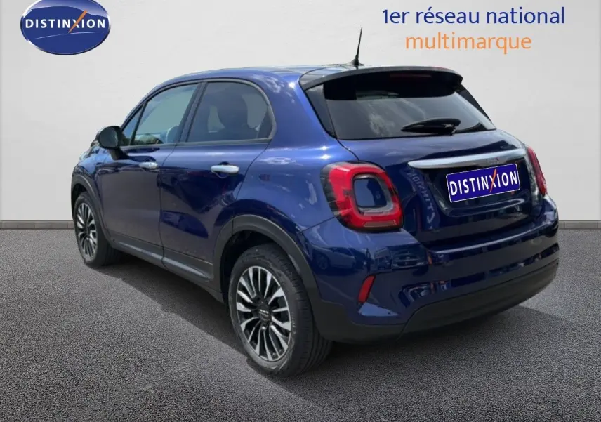 Vue 3/4 arrière droite d'une FIAT 500X bleu Venezia avec jantes alliage et feux arrière LED.