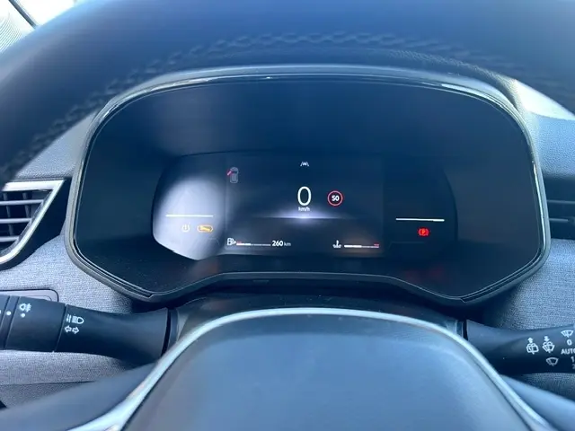 Vue rapprochée du tableau de bord numérique de la Renault Clio gris 2025, affichant la vitesse à 0 km/h et l'alerte limite à 50 km/h.