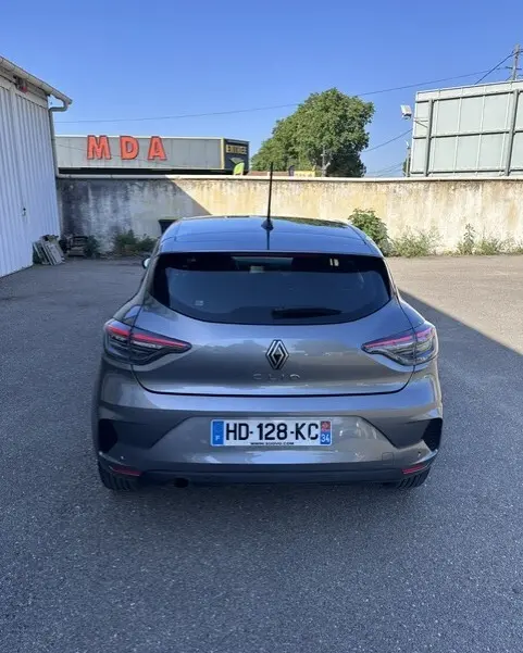 Vue arrière d'une Renault Clio gris métallisé 2025 avec vitres surteintées et feux arrière LED distinctifs.