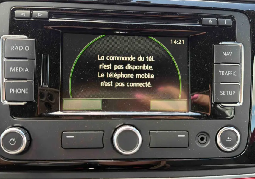 Écran central du système de navigation Volkswagen avec message d'absence de connexion téléphone, entouré de boutons noirs.
