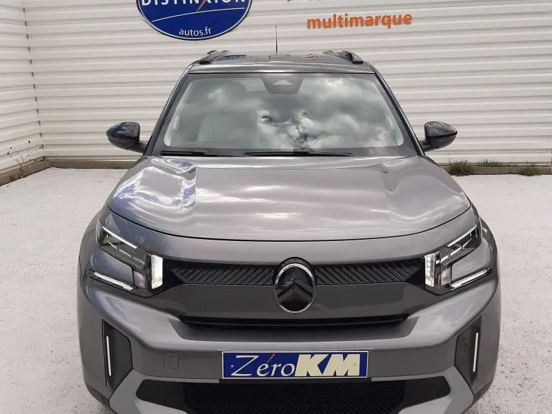 Citroën C3 Aircross hybride gris Mercury vue de face avec toit noir et signature lumineuse LED distinctive.