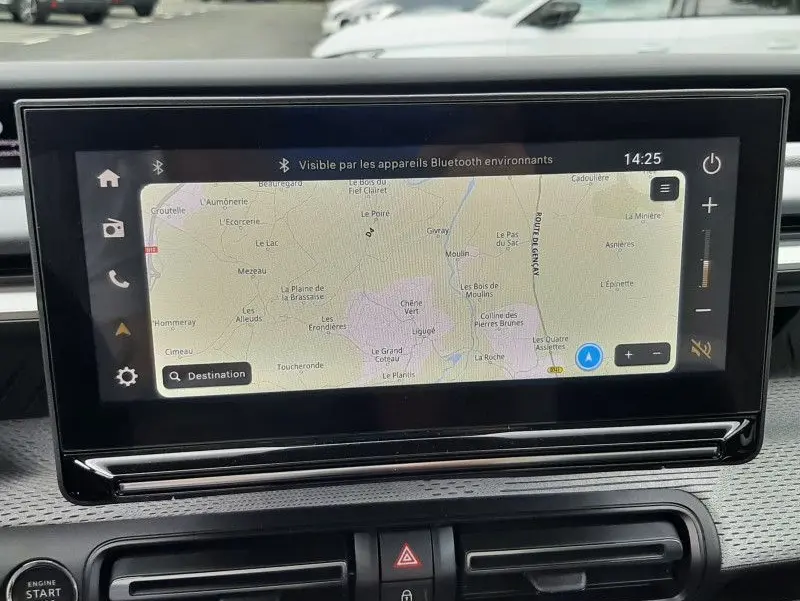 Vue intérieure du tableau de bord de la Citroën C3 Aircross hybride 2026, écran tactile affichant la navigation.