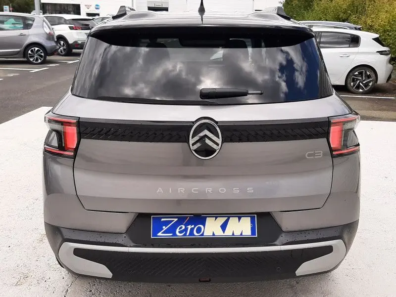 Vue arrière d'un Citroën C3 Aircross gris Mercury avec toit noir, mettant en valeur son design compact et moderne.