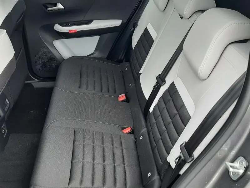 Vue intérieure côté droit des sièges arrière bicolores gris clair et noir du Citroën C3 Aircross hybride 2026.