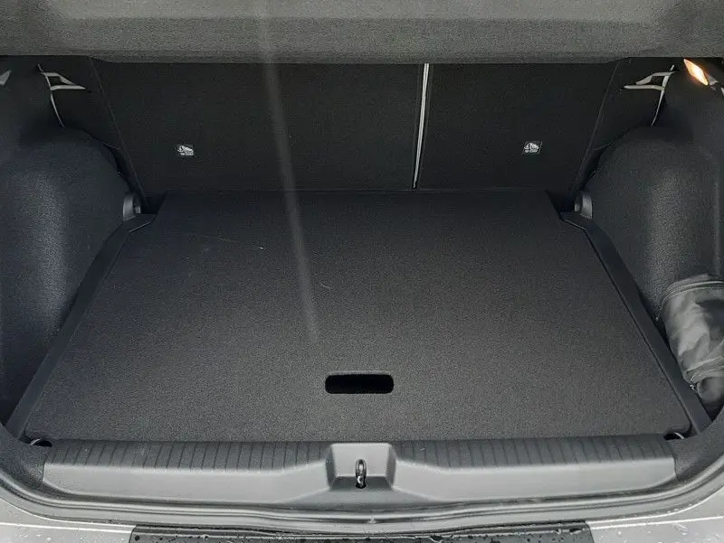 Coffre ouvert vu de l'arrière d'une Citroën C3 Aircross hybride gris Mercury avec toit noir, montrant un espace de chargement vide.