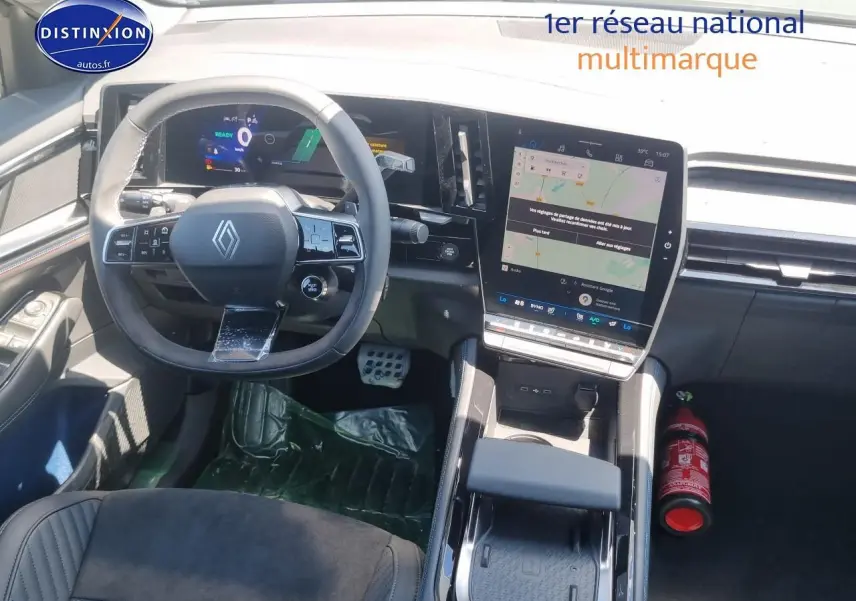 Intérieur Renault Rafale 2025, vue avant du poste de conduite avec écran tactile et volant multifonction noir.